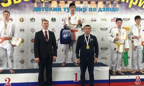 С 9 по 10 апреля 2022 года в новосибирском спортивном комплексе «Энергия» состоялся X региональный турнир по дзюдо «Звездочки Сибири». 