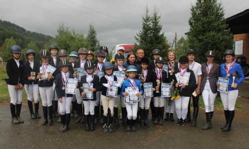 Традиционные соревнования по конному спорту на приз кубка мэра состоялись в честь Дня города.
