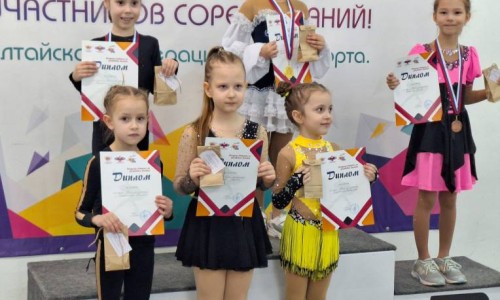 11 февраля в Барнауле прошли городские соревнования по фигурному катанию на роликах
