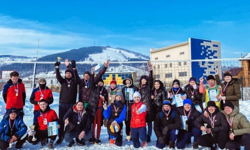 Открытый кубок по волейболу на снегу города Горно-Алтайска среди мужских и женских команд завершился