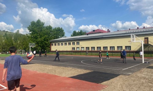 Новую многофункциональную спортивную площадку открыли в Горно-Алтайске