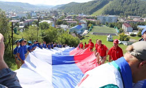 Около 2 000 человек приняло участие в праздновании Дня государственного флага в Республике Алтай