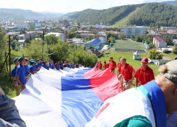 Около 2 000 человек приняло участие в праздновании Дня государственного флага в Республике Алтай