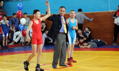 В Горно-Алтайске состоялся традиционный борцовский турнир «Учитель»